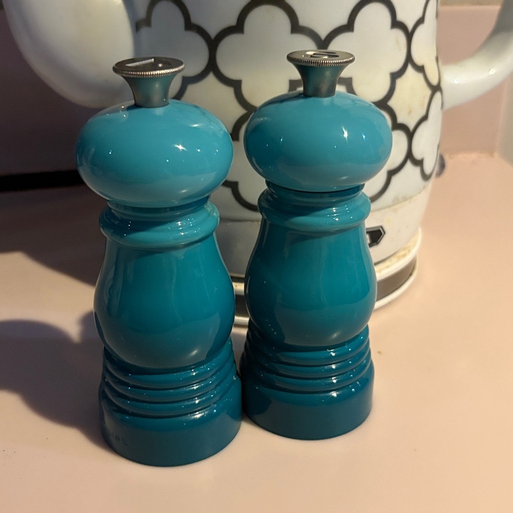 Le Creuset set salt and pepper mills in Marseille color blue used